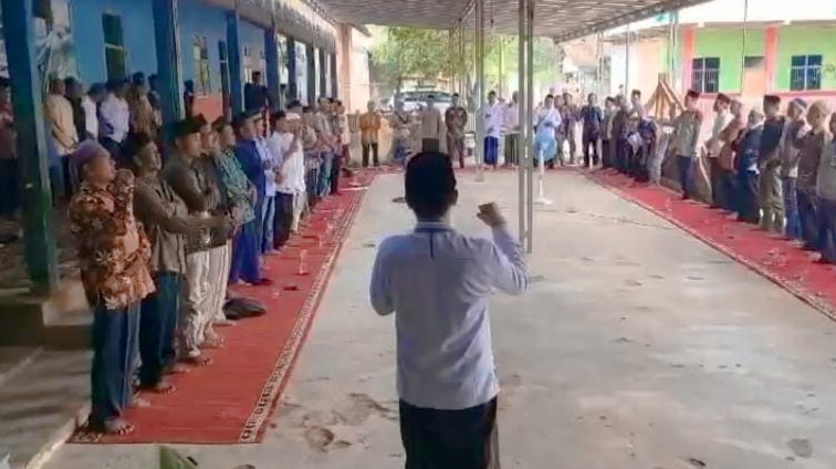 Deklarasi Para Kiyai, Guru Ngaji dan Takmir Masjid untuk Paslon Ela-Azwar di Sekampung Udik. (foto: WS)