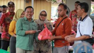 30 orang Pembayar Pajak di Bumdes Mandiri Sejahtera Desa Sribhawono dapat Sembako.
